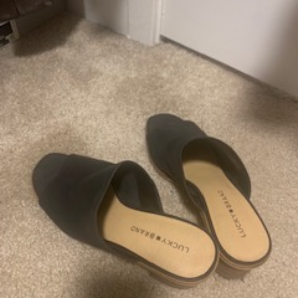 Lucky Brand Sandel Heals.